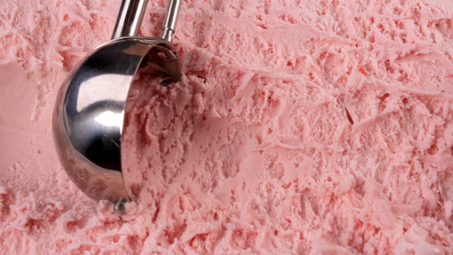 草莓冰淇淋舀出容器视频素材