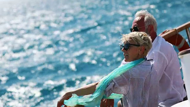 一对老年夫妇在海上航行。视频素材