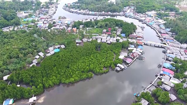 令人惊叹的海滨村庄与弯曲的河流和海洋背景，航空顶部视频视频素材