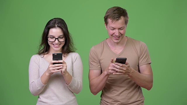 年轻幸福的夫妇一起使用电话视频下载