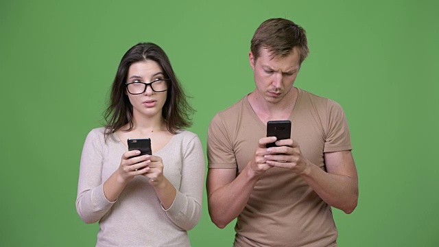 年轻夫妇使用电话和一起思考视频下载