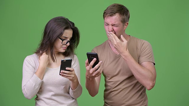 年轻夫妇用电话，一起得到坏消息视频下载