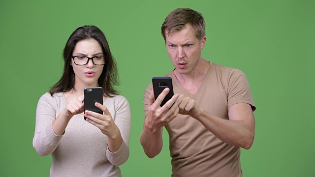 年轻夫妇使用电话，一起得到好消息视频下载