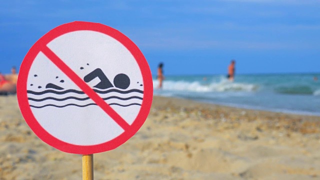 警告标志，禁止在海滩上游泳。游泳是禁止的。视频素材