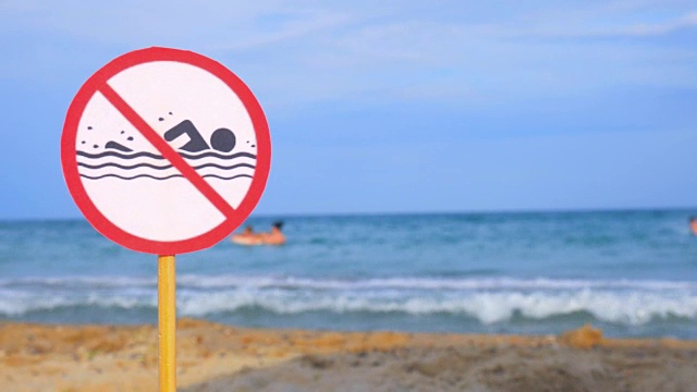 警告标志，禁止在海滩上游泳。游泳是禁止的。视频素材