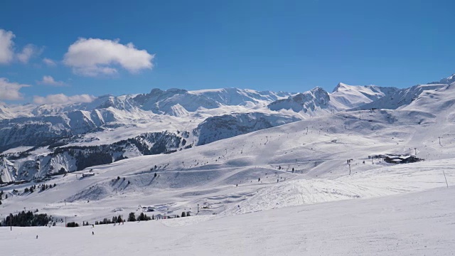 在滑雪胜地用平底锅移动雪山山坡上的许多滑雪者视频素材
