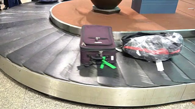 4K电影的机场行李提取与行李旋转输送带。视频下载