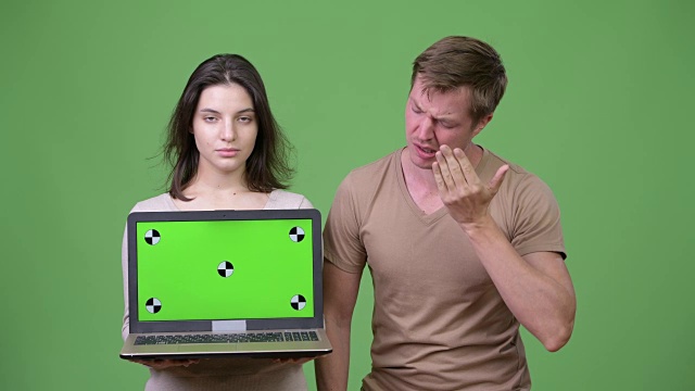 年轻夫妇展示笔记本电脑和得到坏消息在一起视频下载
