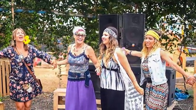 一群女性朋友在自由和友谊中一起跳舞视频下载