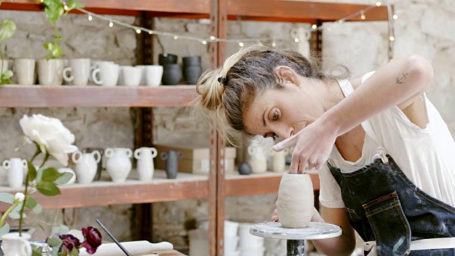 陶工在工作室用工作工具塑造花瓶视频下载