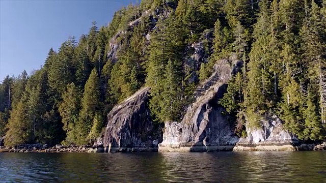船POV岩石森林岛海岸附近托菲诺，不列颠哥伦比亚省。视频下载