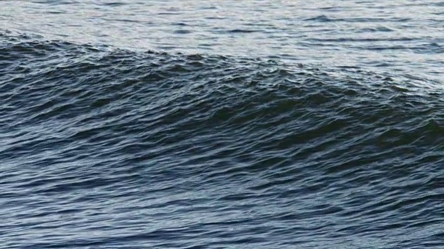 SLO MO:当海浪膨胀和破裂时，摄像机摇摄海浪。视频下载