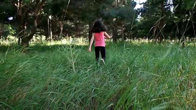 慢跑-可爱的小女孩在跑步视频素材