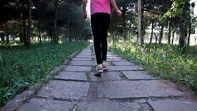 可爱的小女孩在奔跑视频素材
