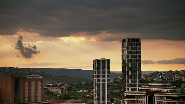 时间流逝日落在多云的天空上方的城市，土耳其视频素材