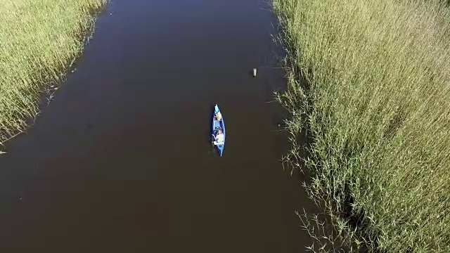 父子在独木舟上的鸟瞰图视频下载