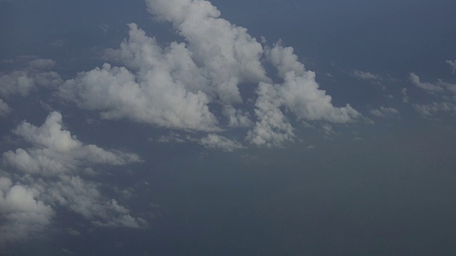 4K剪辑的视频，看窗外的飞机，可以看到天空和海上的云，交通概念视频素材