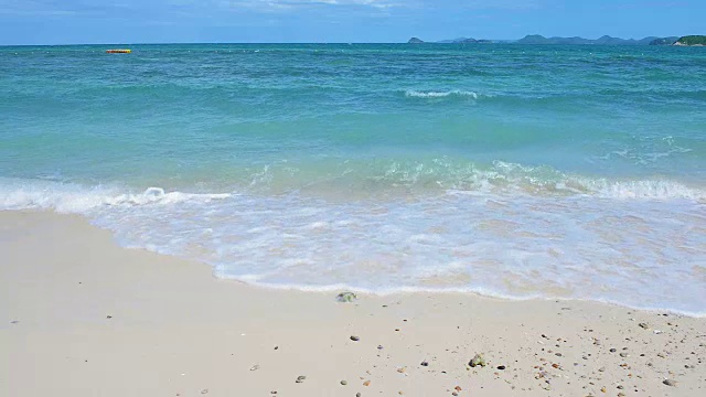 KohKham的白色沙滩和蓝色的大海视频素材