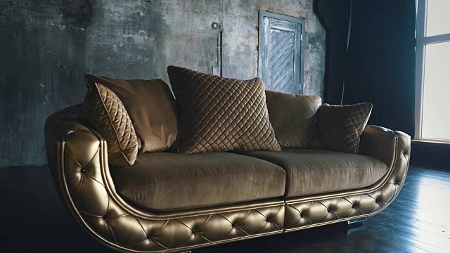 漂亮的沙发在一个现代化的公寓窗户视频下载
