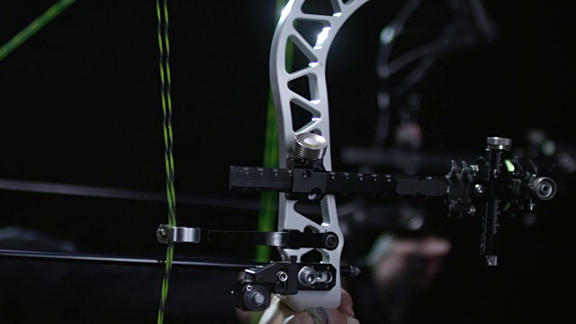 弓箭手瞄准和射击弓对黑色背景视频素材