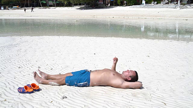 那个男人躺在海边的沙滩上抽烟视频下载