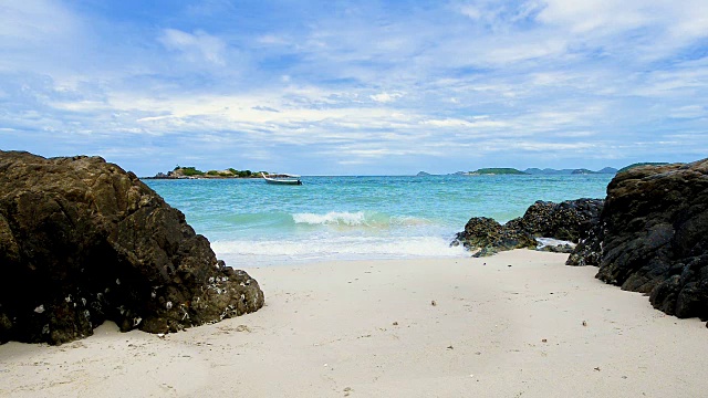 Samaesan岛白色沙滩和蓝色大海视频素材