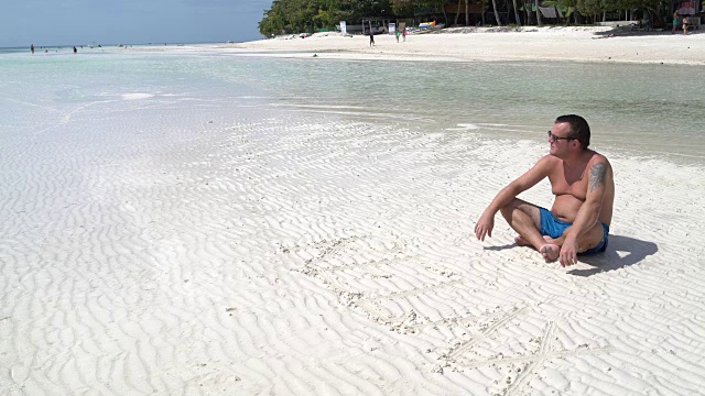 一个男人在海边休息视频素材