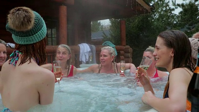 热浴盆里的香槟视频素材