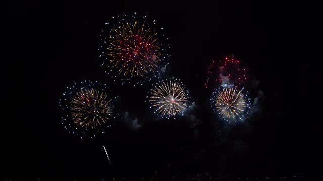五彩缤纷的烟花展示夜晚的背景视频素材