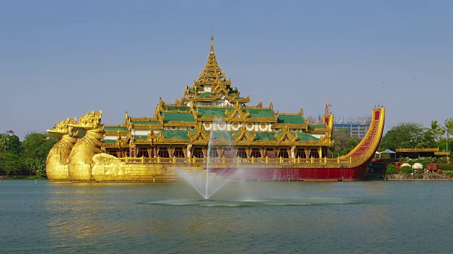 在缅甸仰光的卡拉维克浮动驳船视频素材