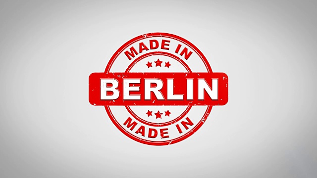 柏林制作签名盖章文字木制邮票动画。红色墨水在干净的白纸表面背景与绿色哑光背景包括在内。视频素材