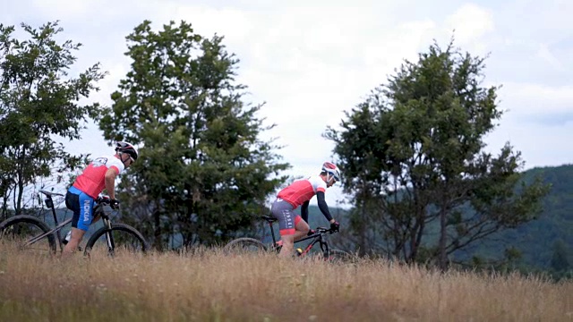 一群朋友在山上骑自行车视频素材