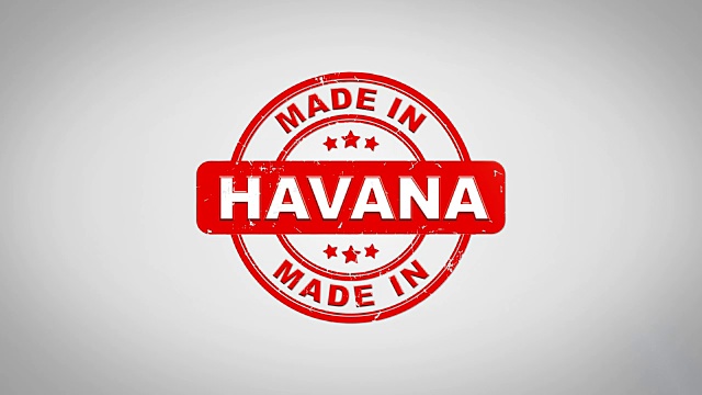 哈瓦那制作签名盖章文字木制邮票动画。红色墨水在干净的白纸表面背景与绿色哑光背景包括在内。视频素材