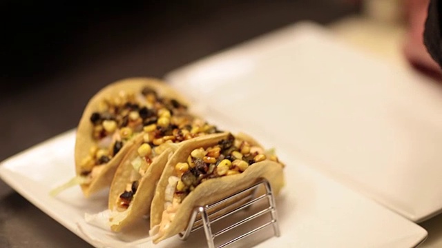 3个墨西哥玉米卷配鳄梨色拉酱和玉米沙司视频素材