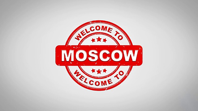 欢迎来到莫斯科签名盖章文本木邮票动画。红色墨水在干净的白纸表面背景与绿色哑光背景包括在内。视频下载