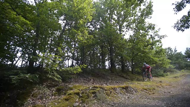 在森林里极限自行车视频素材