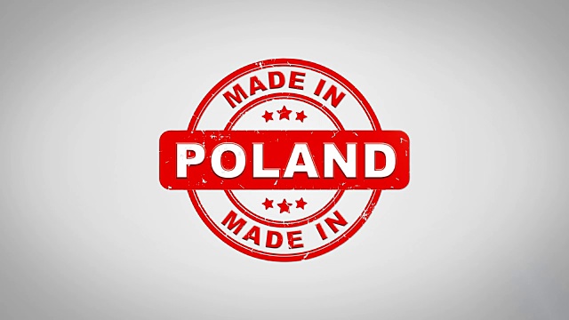 波兰制造签名盖章文字木邮票动画。红色墨水在干净的白纸表面背景与绿色哑光背景包括在内。视频下载