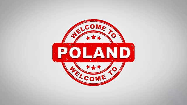 欢迎来到波兰签名盖章文字木邮票动画。红色墨水在干净的白纸表面背景与绿色哑光背景包括在内。视频下载