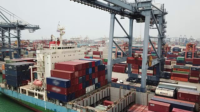 在港口将集装箱装进集装箱船视频下载