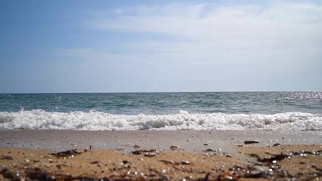 汹涌的海浪拍打着沙滩视频素材