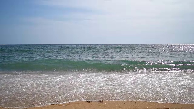 汹涌的海浪拍打着沙滩视频素材