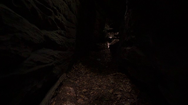 走进岩石里面的小洞穴视频下载
