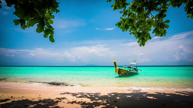 泰国美丽的海滩和长尾船视频下载