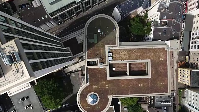 现代高层办公楼屋顶架空天线视频素材