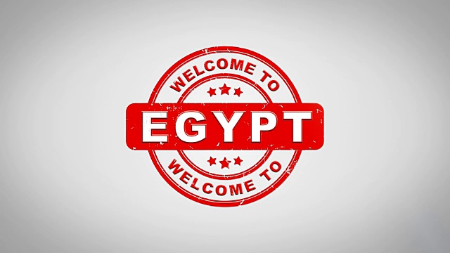 欢迎来到埃及签名盖章文字木邮票动画。红色墨水在干净的白纸表面背景与绿色哑光背景包括在内。视频下载