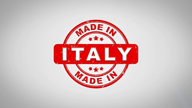 意大利制造签名盖章文字木邮票动画。红色墨水在干净的白纸表面背景与绿色哑光背景包括在内。视频下载