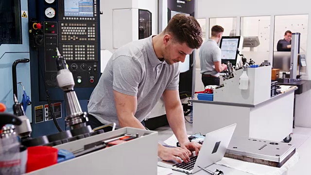 男性工程师在笔记本电脑上使用CAD编程软件视频素材