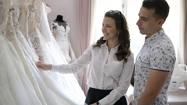 新娘和新郎在婚礼用品店视频素材