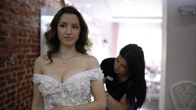 漂亮的新娘试穿婚纱视频素材