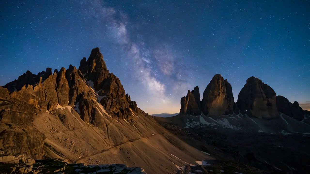 意大利白云岩区拉瓦雷多丘的银河时间流逝视频素材